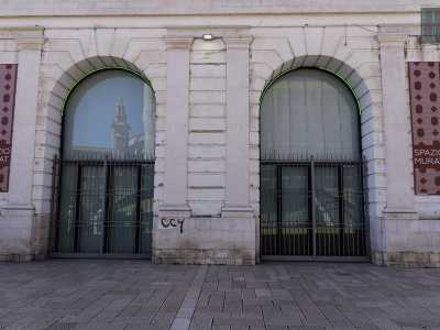 Sul lato sinistro della piazza si trova invece lo Spazio Murat, progettato nel 1817 da Giuseppe Gimma come area coperta per la vendita di generi alimentari. Oggi ospita eventi e mostre